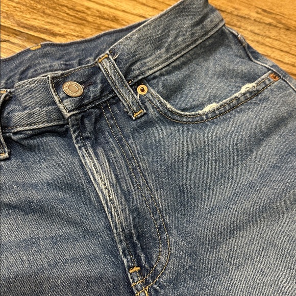 Gap, 8" Mid Rise '90s Loose Denim Bermuda Shorts, Med. Wash, Size 25/0 - Picture 4 of 6